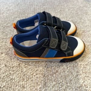 NWT See Kia Run Velcro shoes size 10.5